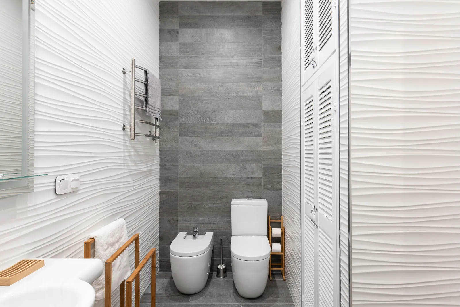 A contemporary bathroom with white fixtures